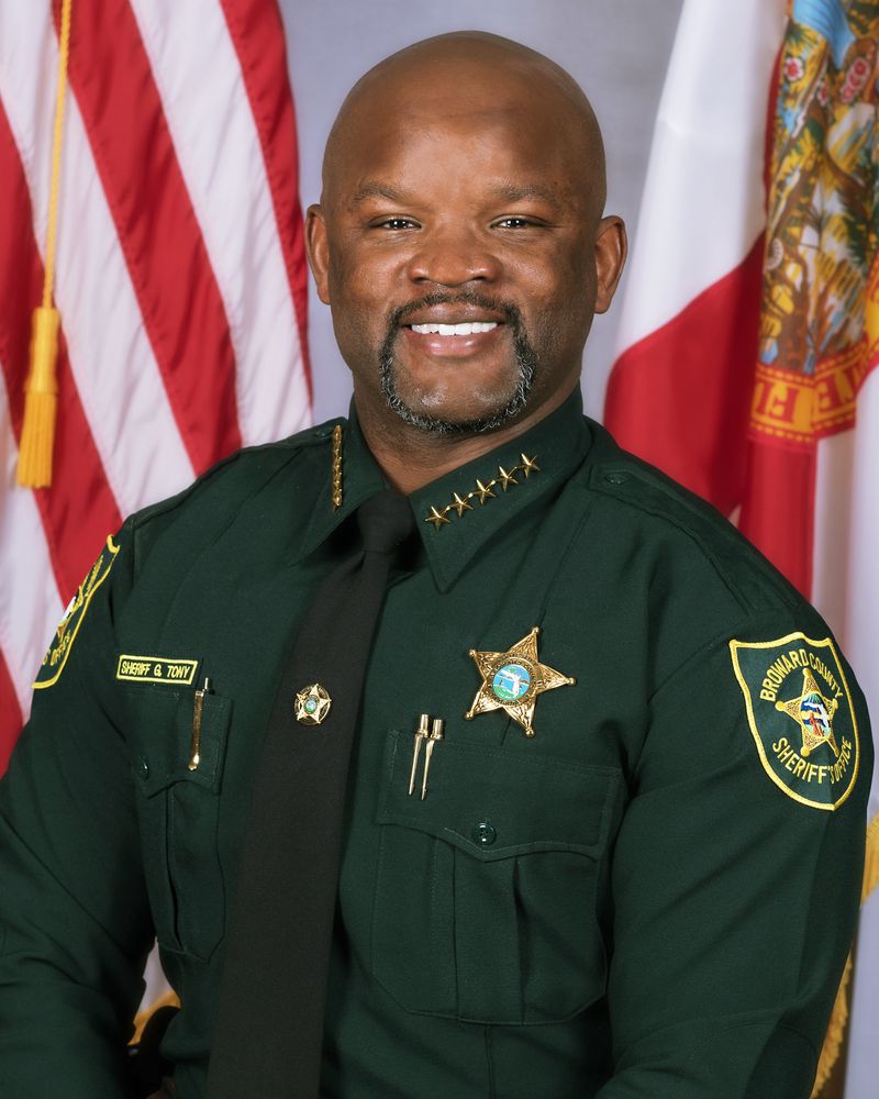 GDZW76JIKBCMHLHQH3YL7EHF64 Sheriff Gregory Tony image