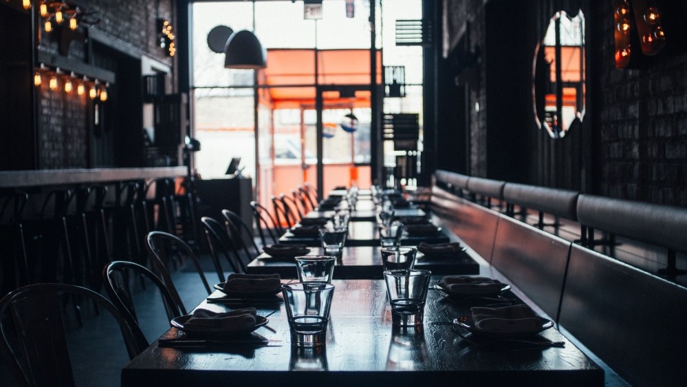 Empty restaurant andrew-seaman-sQopSb2K0CU-unsplash