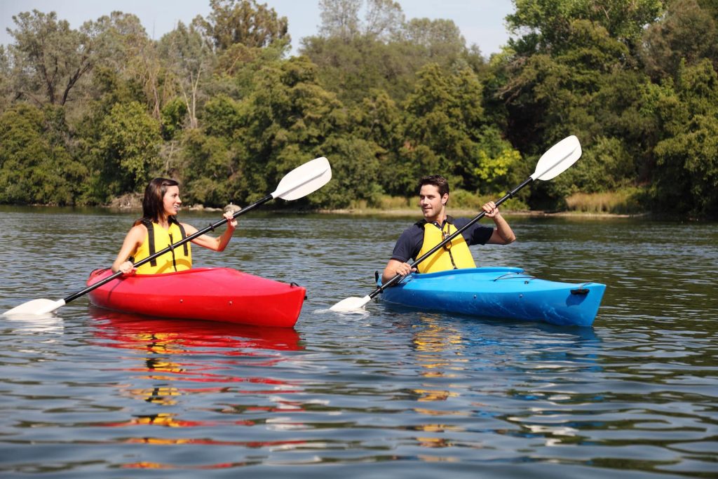 2 people kayaking on a sunny day