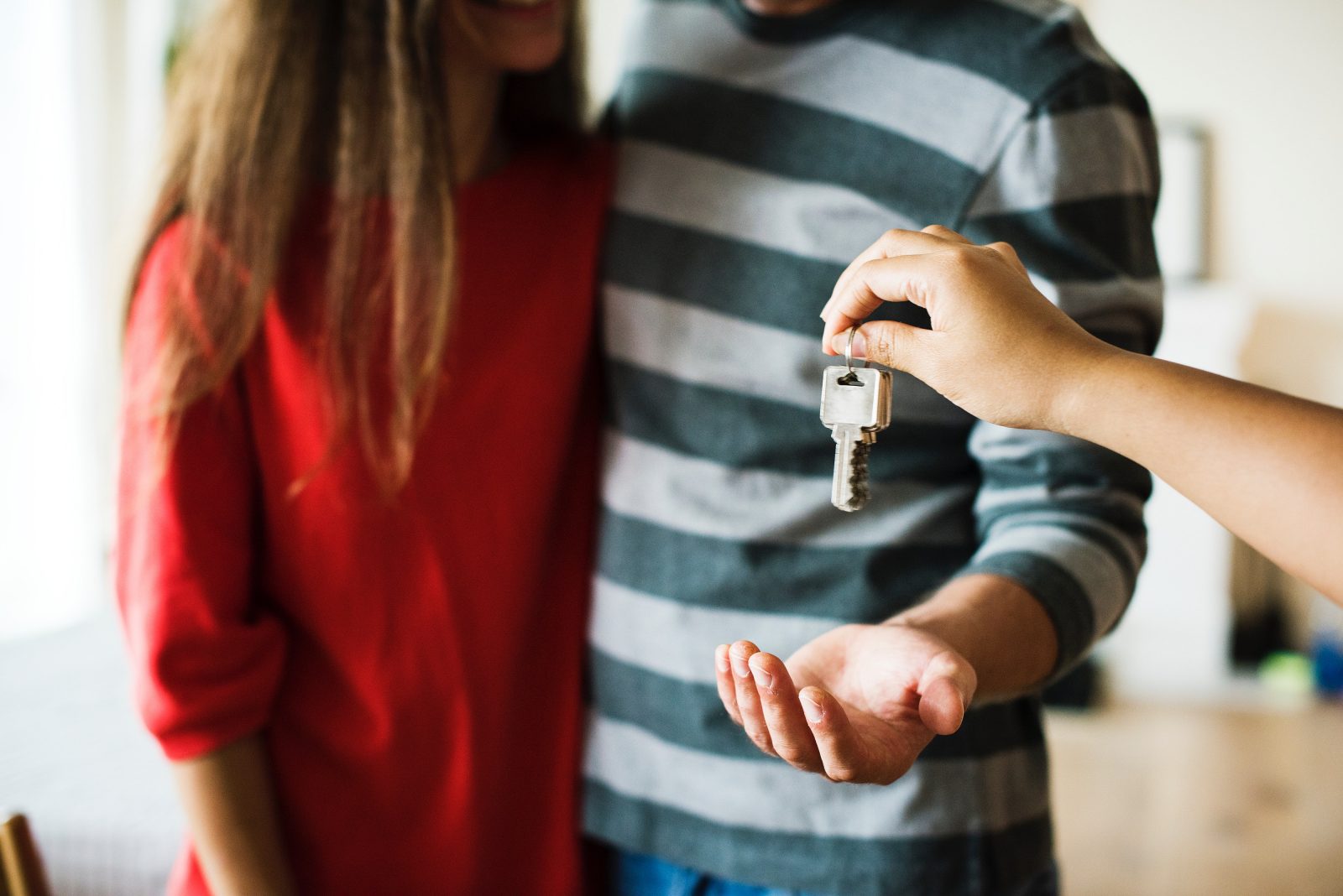 couple-home-house-1288482 couple with keys