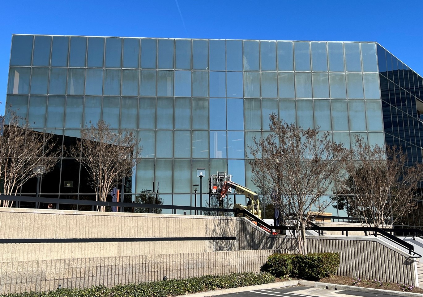window cleaning of commercial building