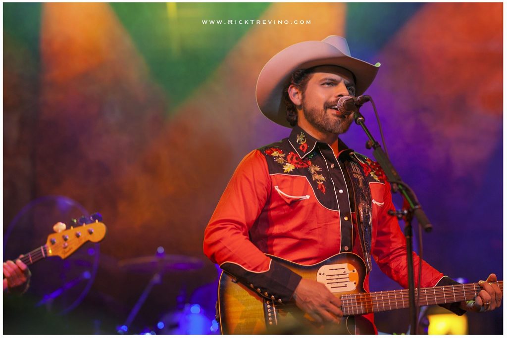 Rick_onstage RICK TREVINO