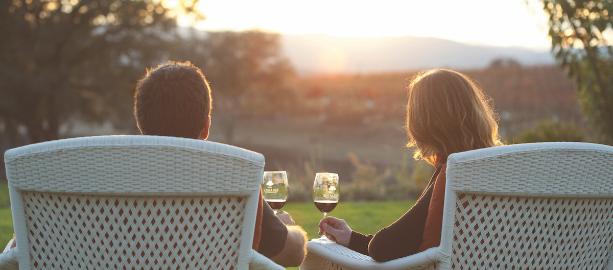couple drinking wine outdoors