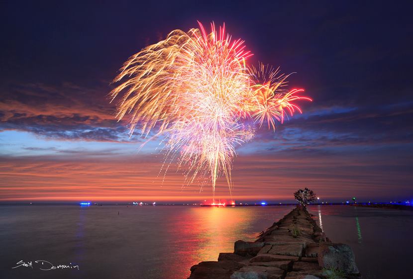 2015-Festivalof-the-Fish-Fireworks-off-of-breakwall
