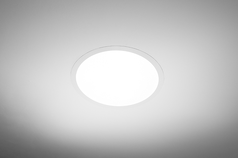 Solatube-SolaMaster-Plafonnier-Rond-Plafond-Dur-Installé_800x533