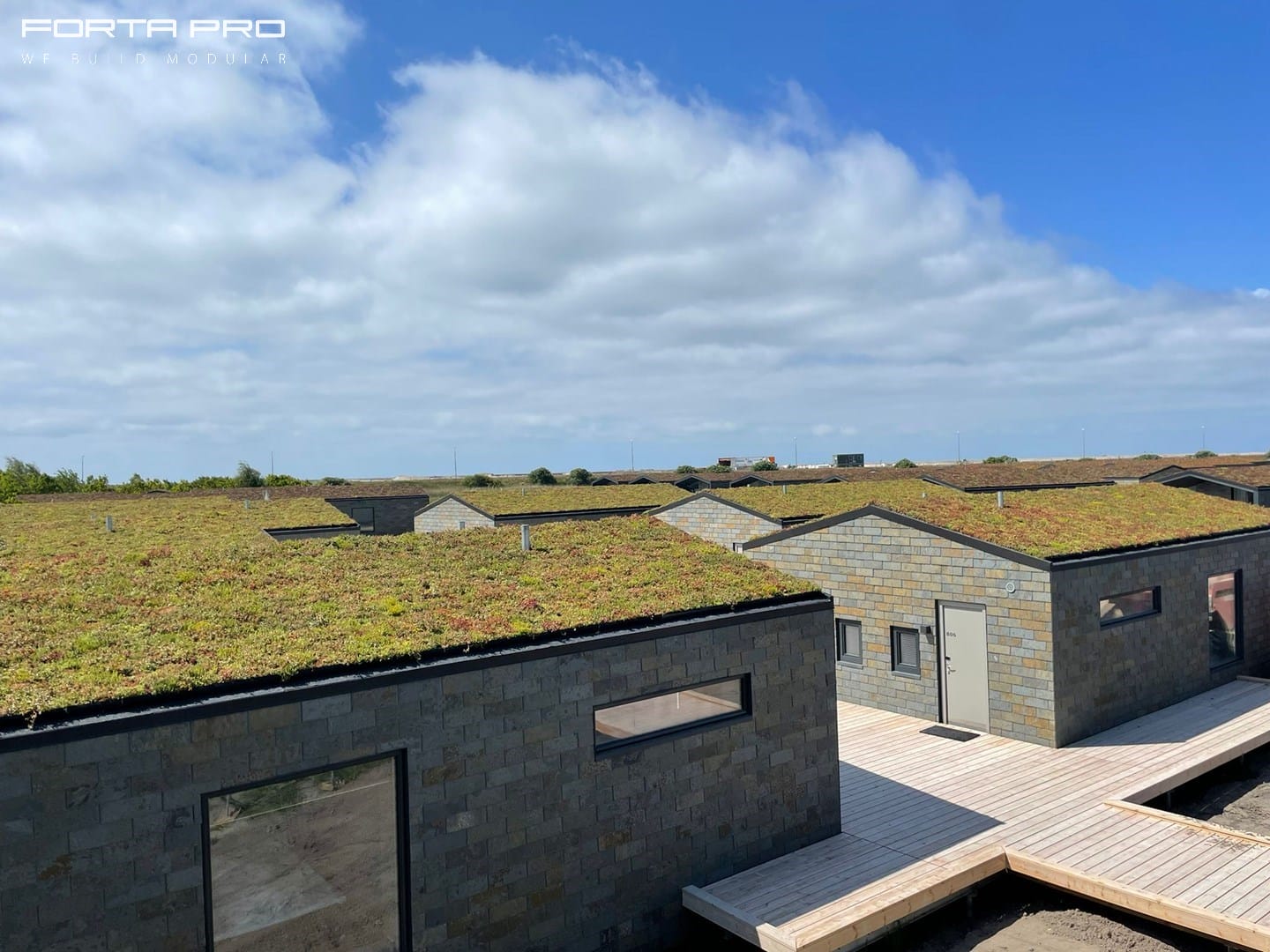 structures modulaires achevées avec des toits verts en pente au Badehotel de Hage