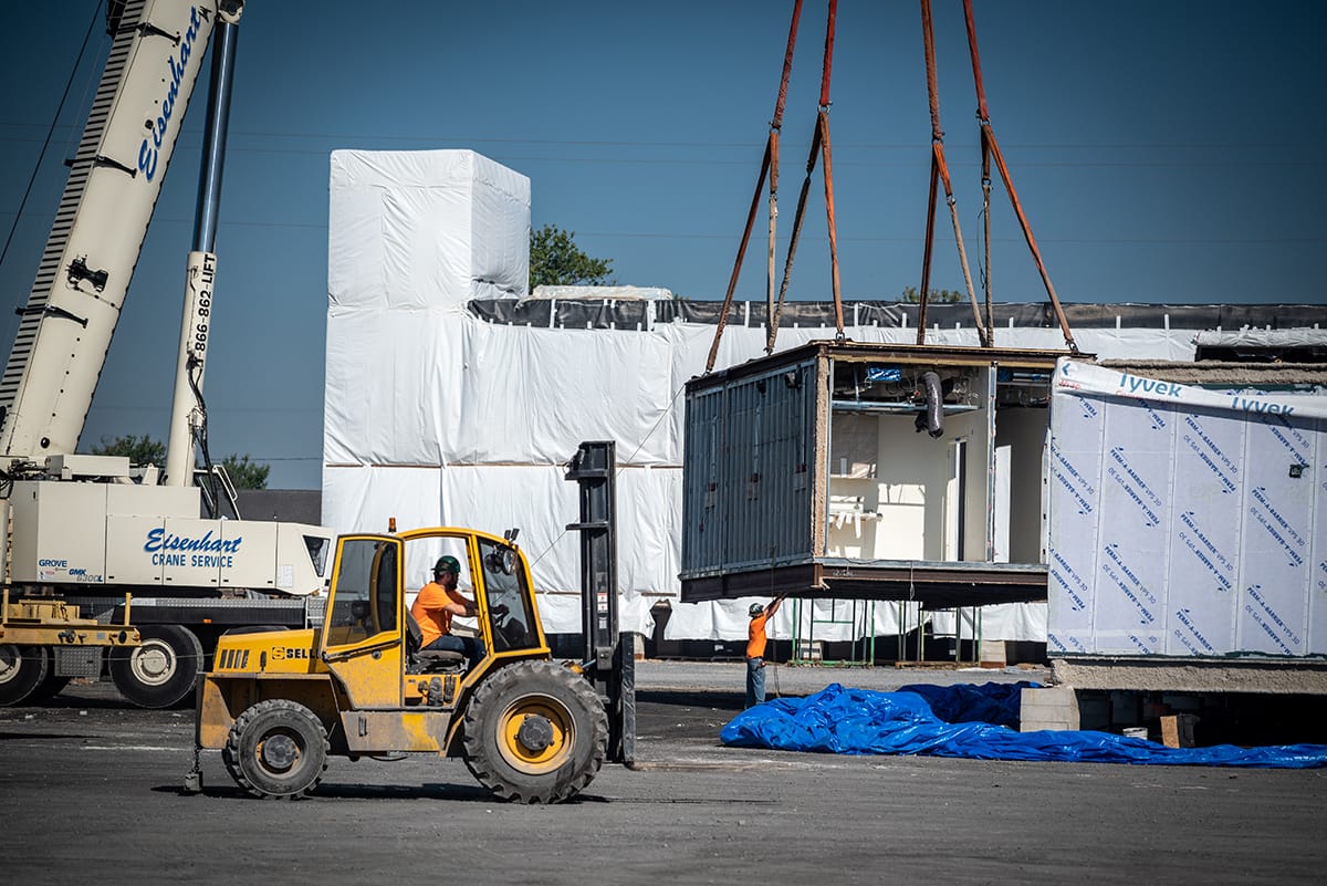 MODLOGIQ construit un hôpital modulaire dans son usine de fabrication hors site.