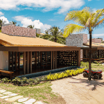 Alma Marau's exterior in a tropical setting built by CMC Modulos Construtivos Ltda.