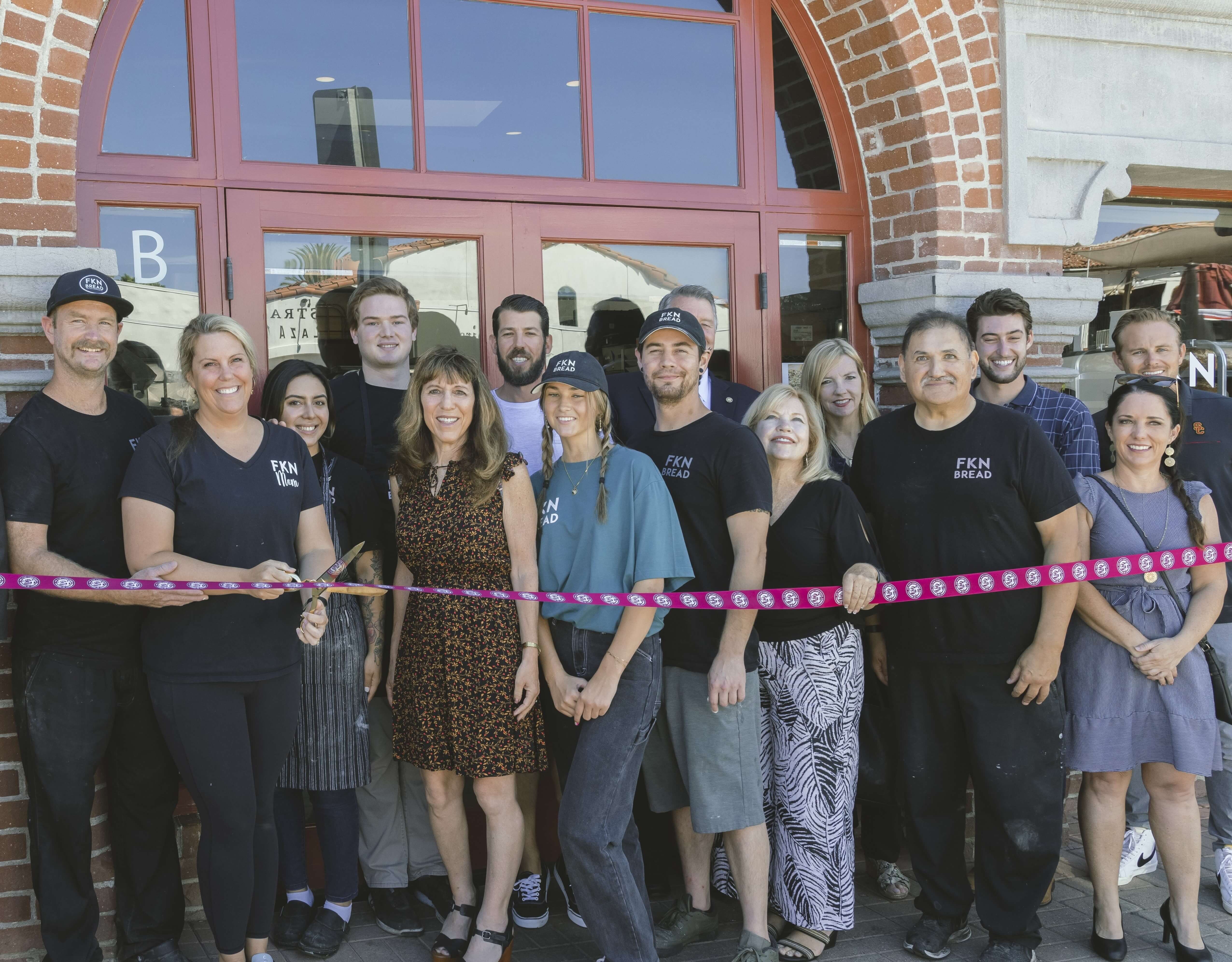 FKN_W3A5100 ribbon cutting fkn bread
