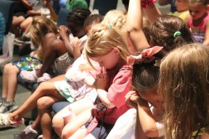 kids bowing their heads