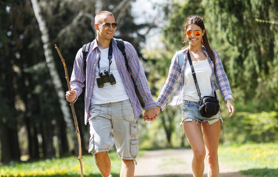 couple hiking smtih mountain lake