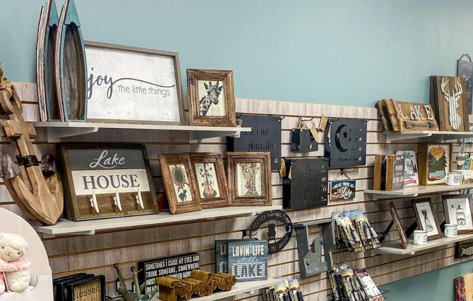 A collection of lakehouse signs and frames