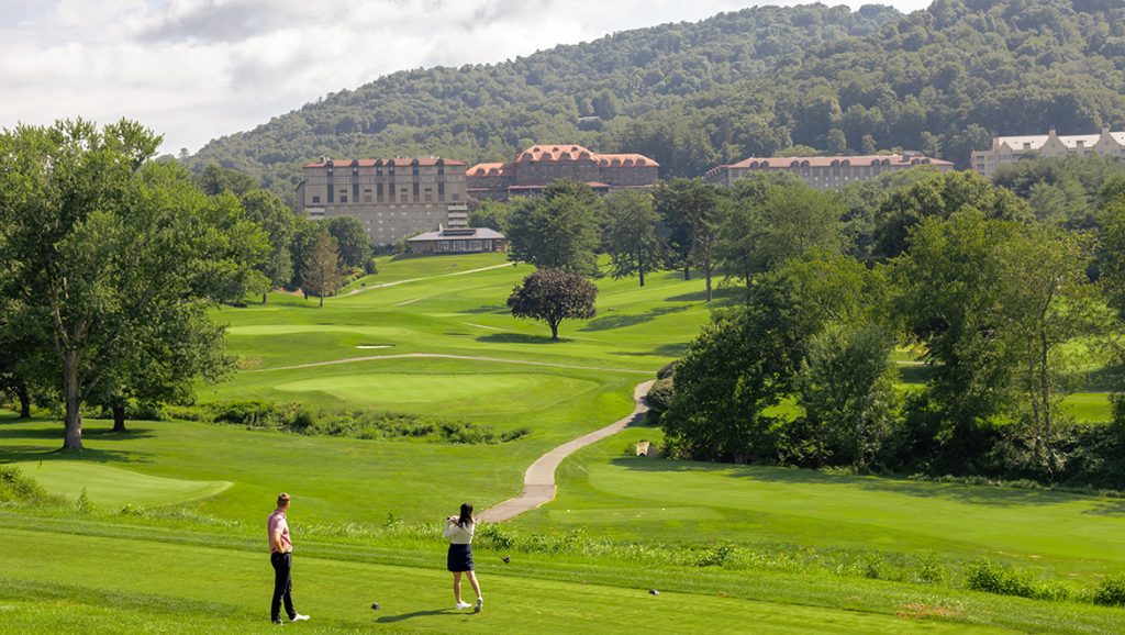 gpirst-spring-golf-pair-resort-in-distance